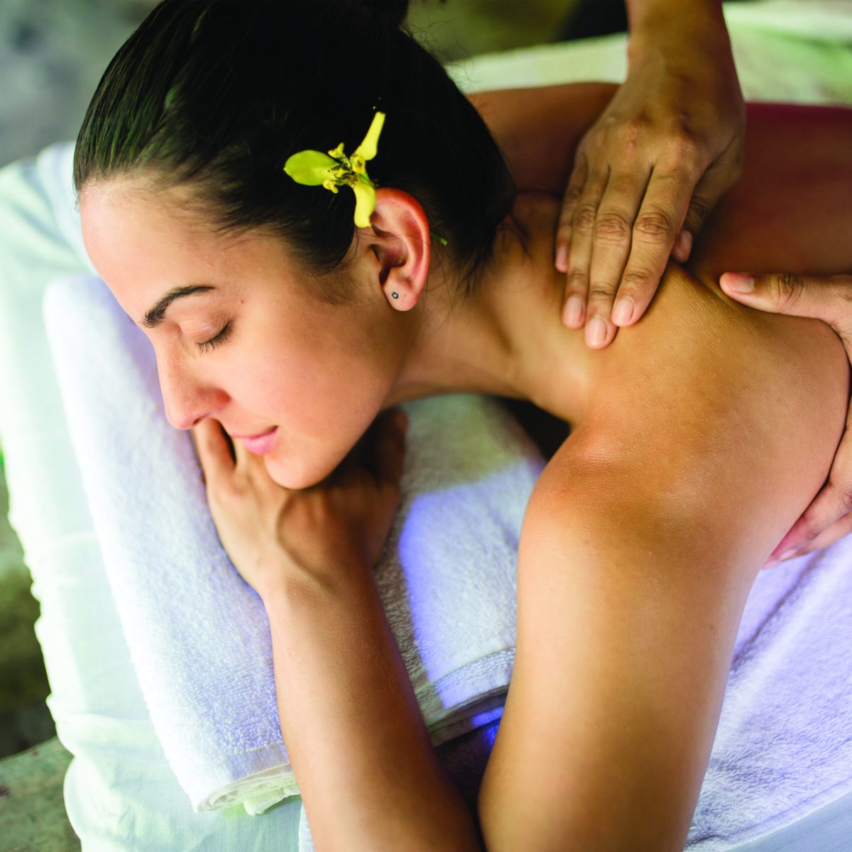 masaje 1 a women laying down getting a massage